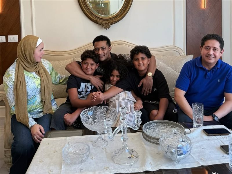 محمد رمضان وزميله
