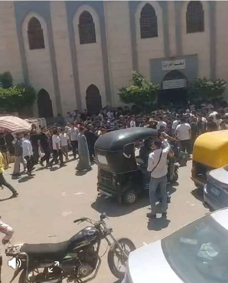 وصول جثمان المطرب الشعبي أحمد عامر لمسجد الحرايري