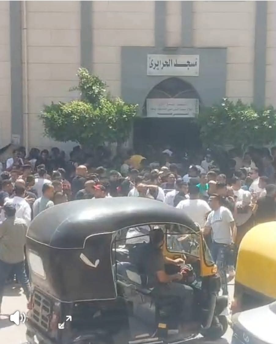 وصول جثمان المطرب الشعبي أحمد عامر لمسجد الحرايري