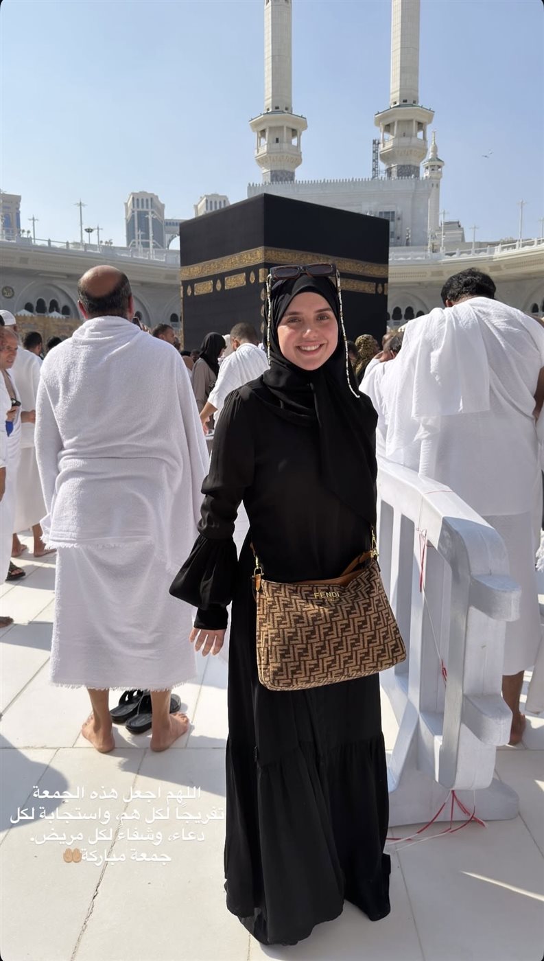 رنا رئيس تؤدي مناسك العمرة