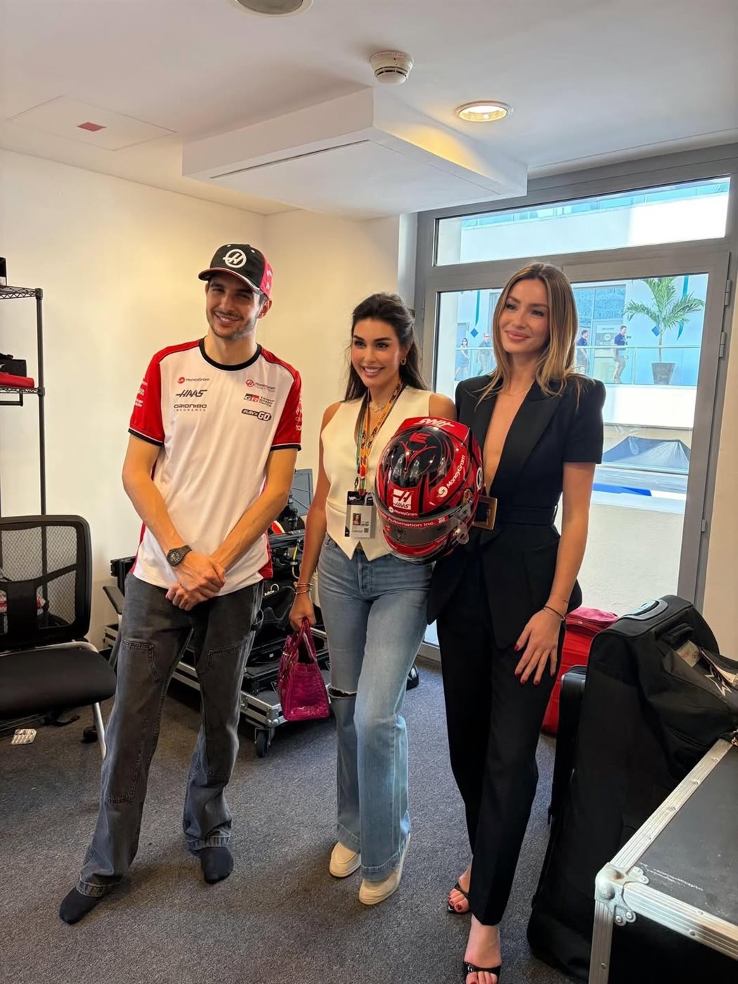 <strong>ياسمين صبري تخطف الأنظار في جلسة تصوير داخل حلبة فورمولا 1</strong>