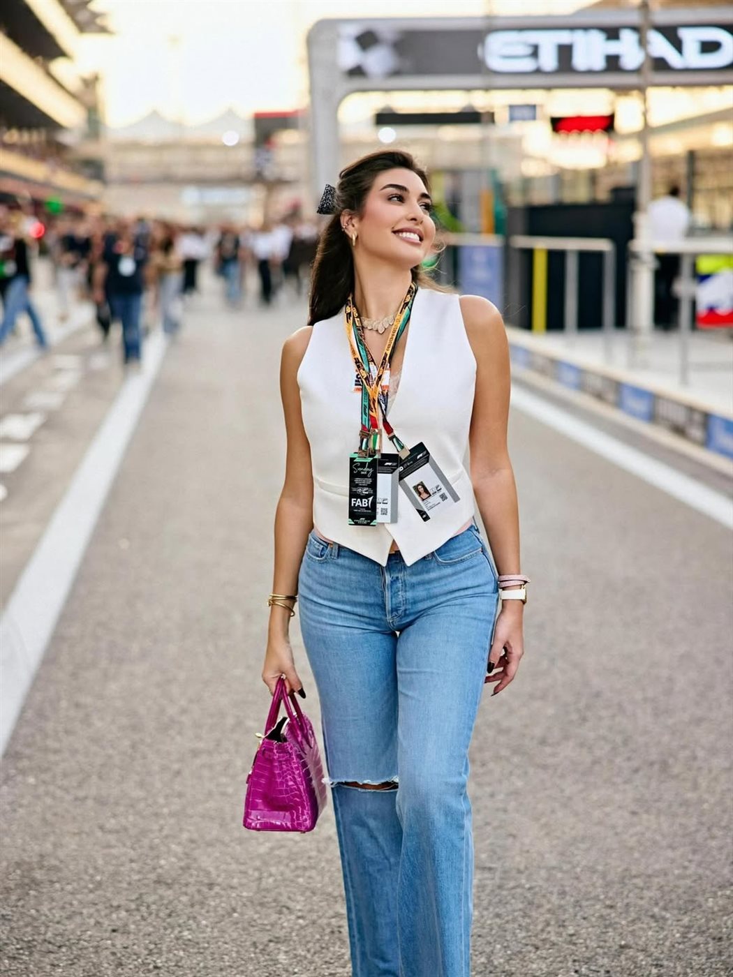 <strong>ياسمين صبري تخطف الأنظار في جلسة تصوير داخل حلبة فورمولا 1</strong>