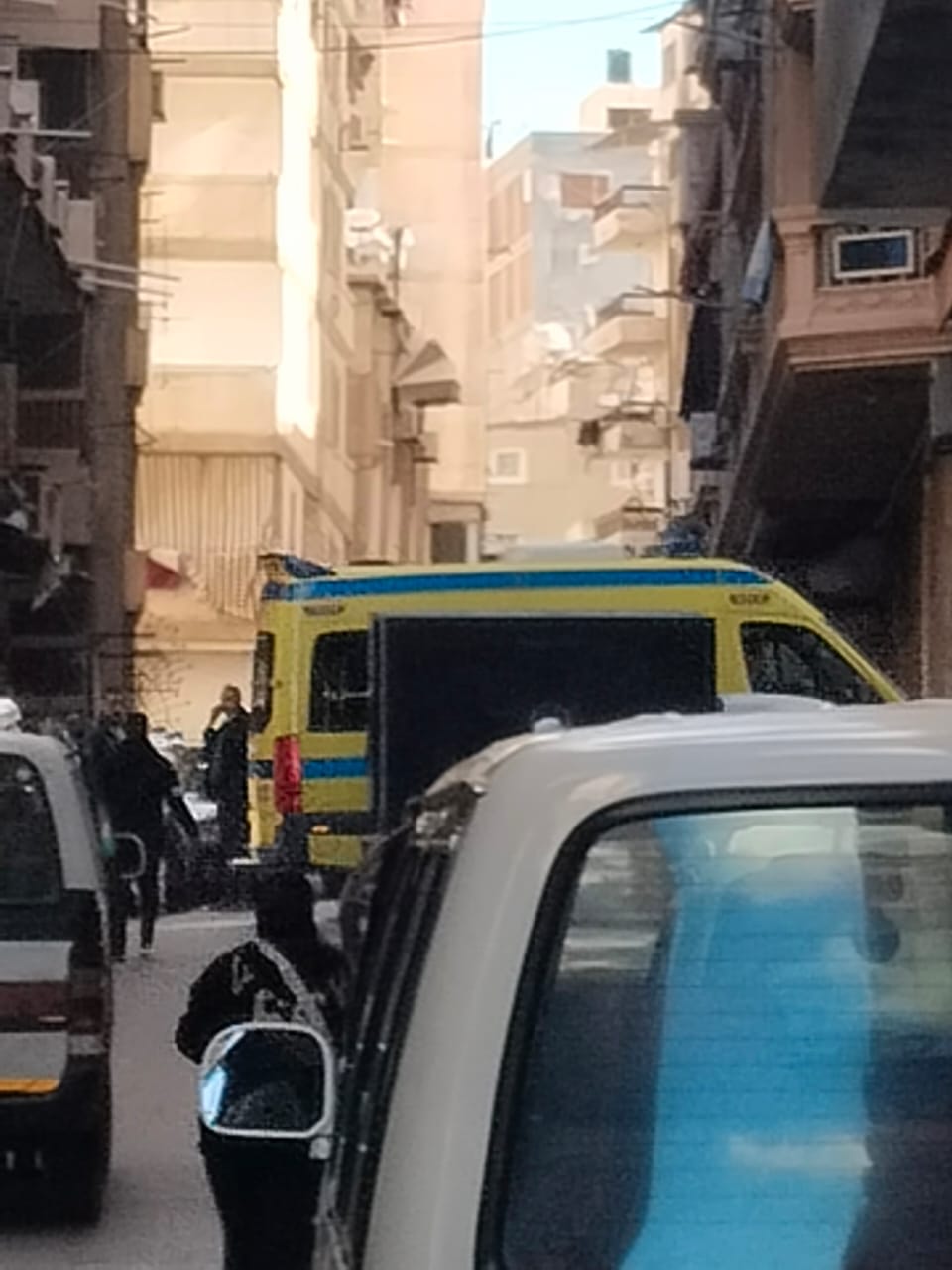 سيارة الإسعاف تنقل جثمان نيفين مندور إلى المشرحة