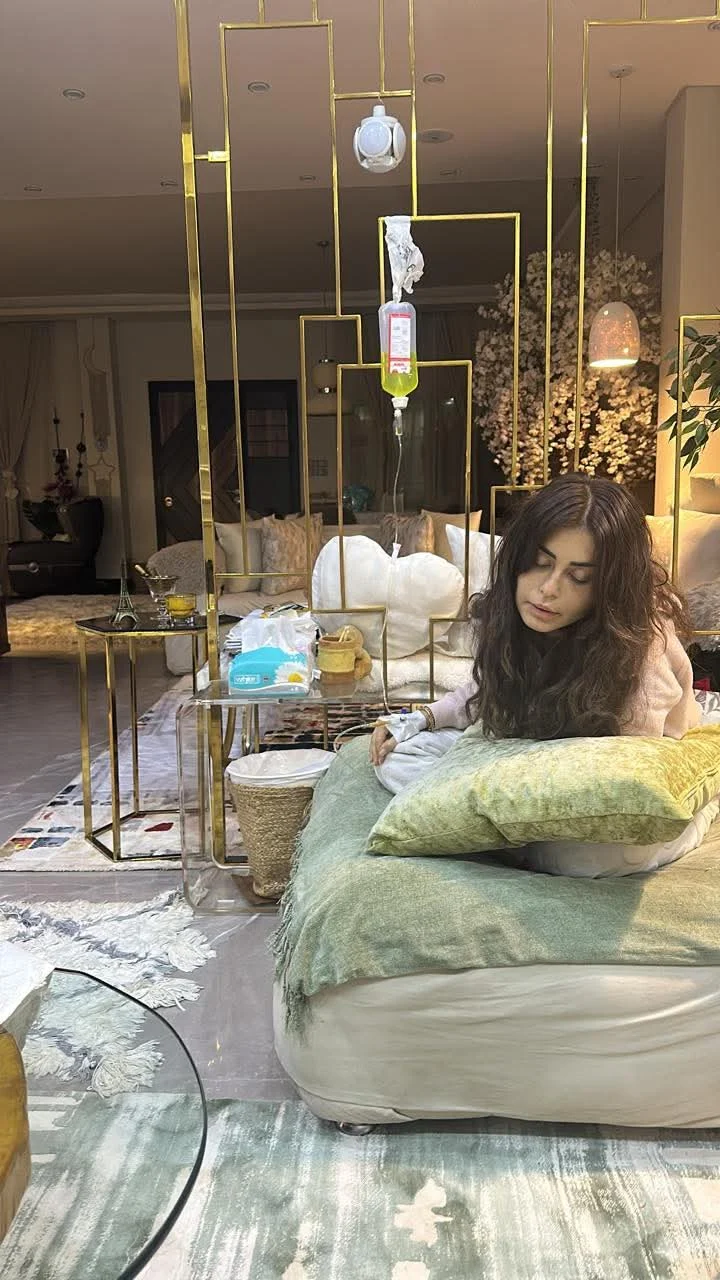 منة فضالي تعلق محاليل طبية داخل منزلها قبل نقلها للمستشفى