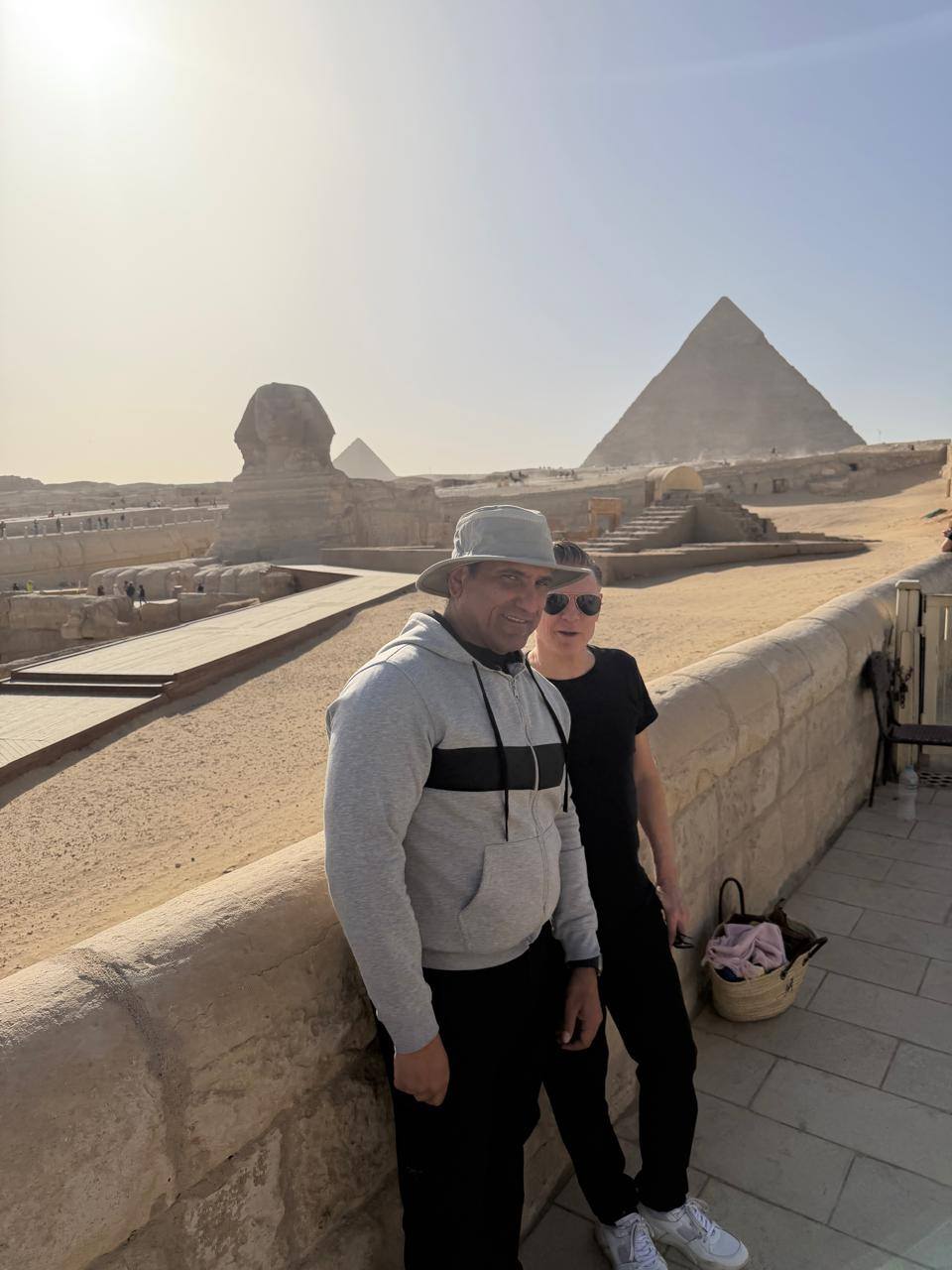 براين آدمز يزور أهرامات الجيزة