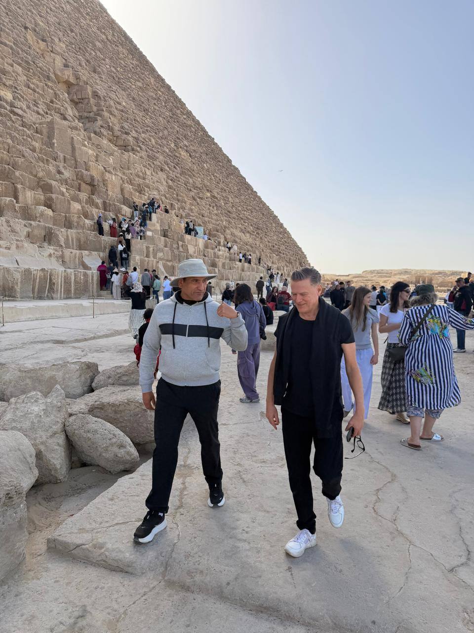 براين آدمز يزور أهرامات الجيزة