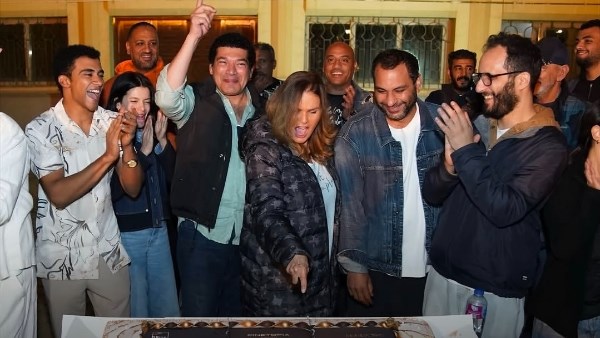 يسرا وباسم سمرة مع صناع فيلم “بنات فاتن”