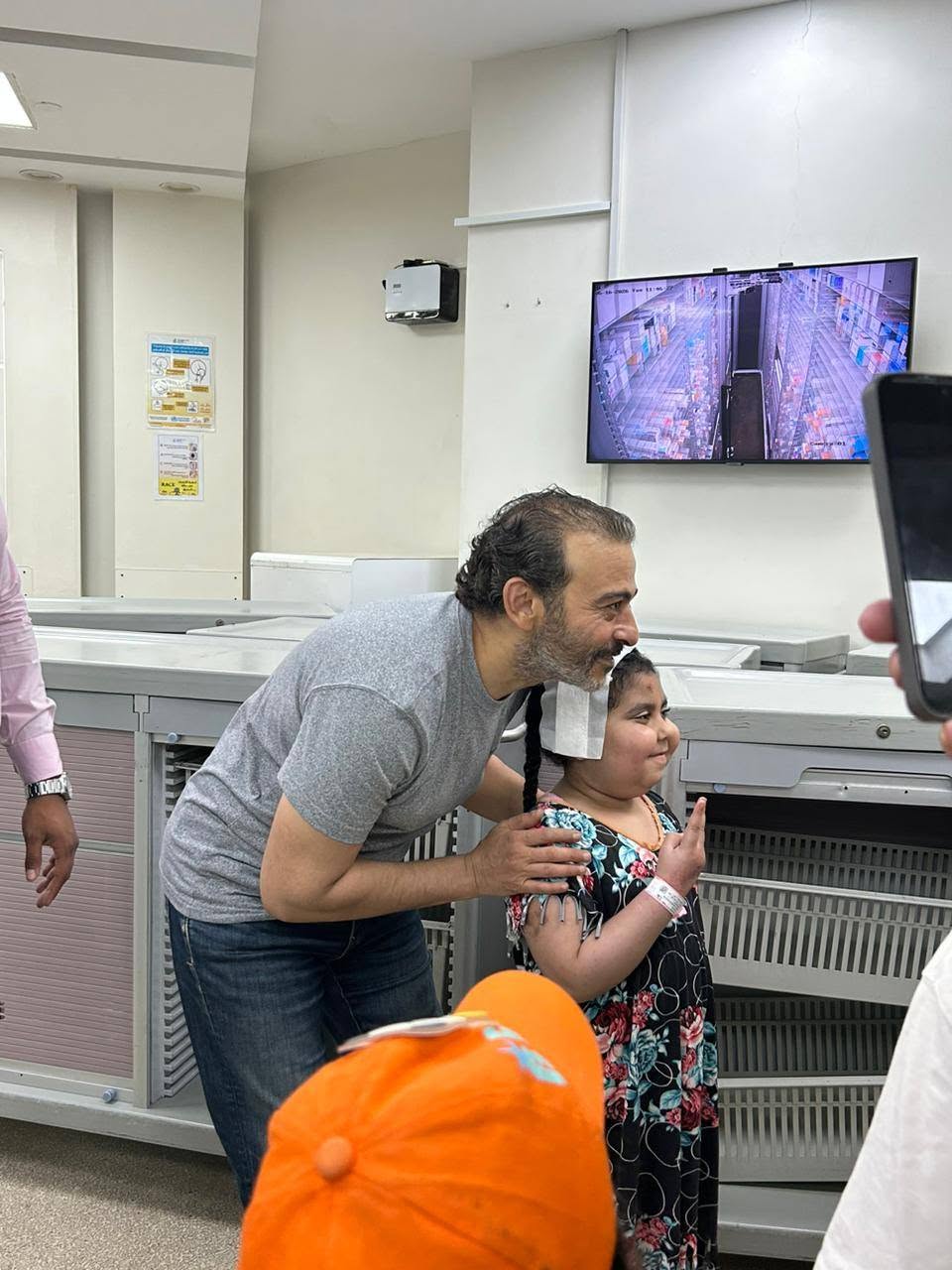 أحمد عزمي في زيارته الخاص لمستشفى الأطفال لعلاج السرطان