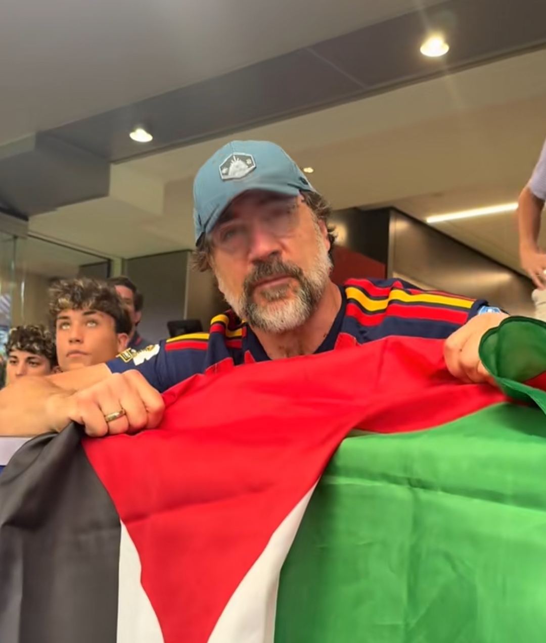 خافيير بارديم يدعم فلسطين في مدرجات كأس العالم