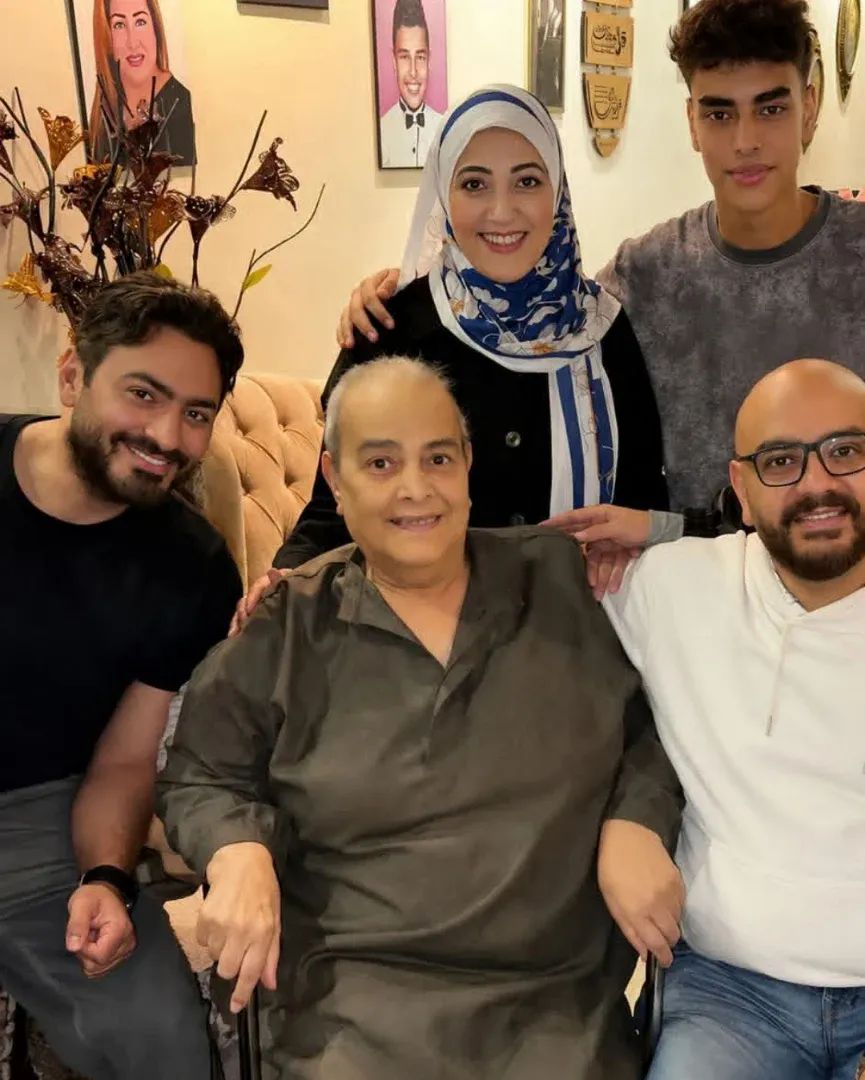 <strong>آخر صورة تجمع والد تامر حسني بأسرته قبل وفاته</strong>
