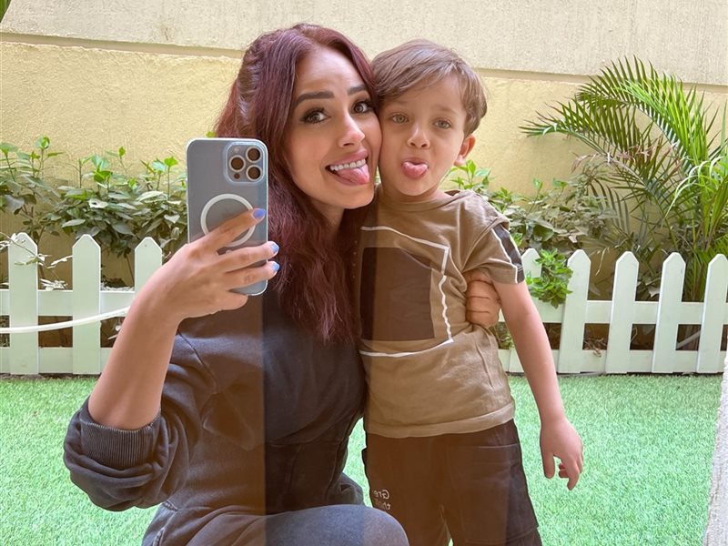 رنا سماحة و طفلها