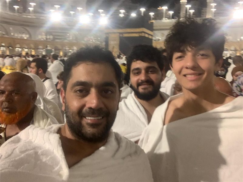 أحمد فلوكس يؤدي مناسك العمرة بصحبة نجله سيف