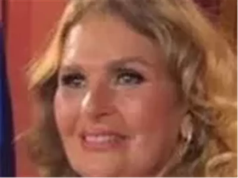 يسرا تتوّج مسيرتها بوسام فرنسي رفيع