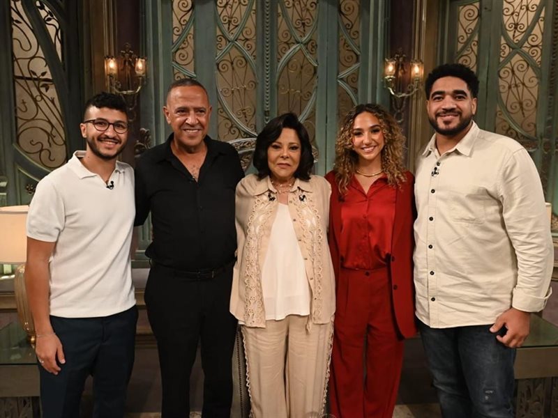 صُنّاع مسلسل “ولد وبنت وشايب” ضيوف برنامج “صاحبة السعادة” الأحد المقبل