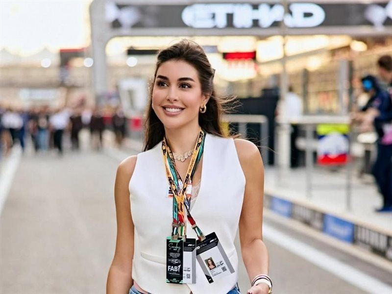 ياسمين صبري تخطف الأنظار داخل حلبة سباق 