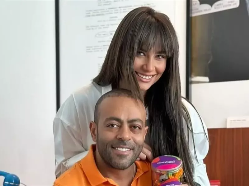 تامر عاشور وزوجته