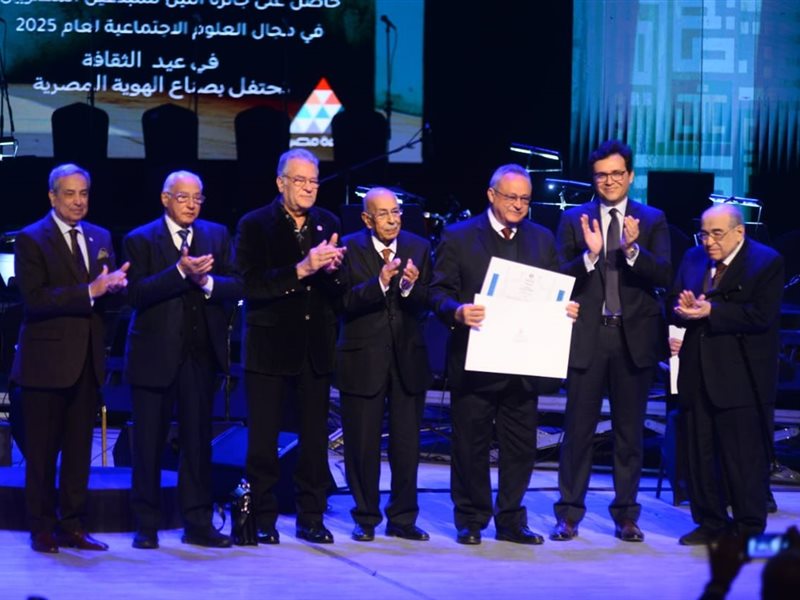 وزير الثقافة يمنح 