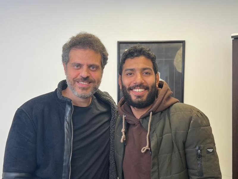 الفنان طارق صبري وسعد نبيل صحفي بموقع كارافان