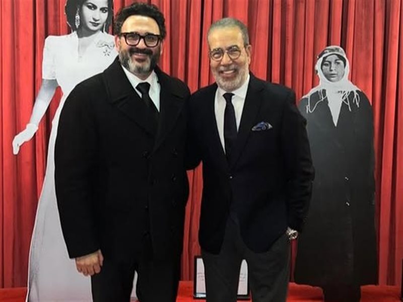 أكرم حسني يشيد بمسرحية «أم كلثوم» ويؤكد: «عرض مبهر ورسالة إنسانية عن عظمة مصر»