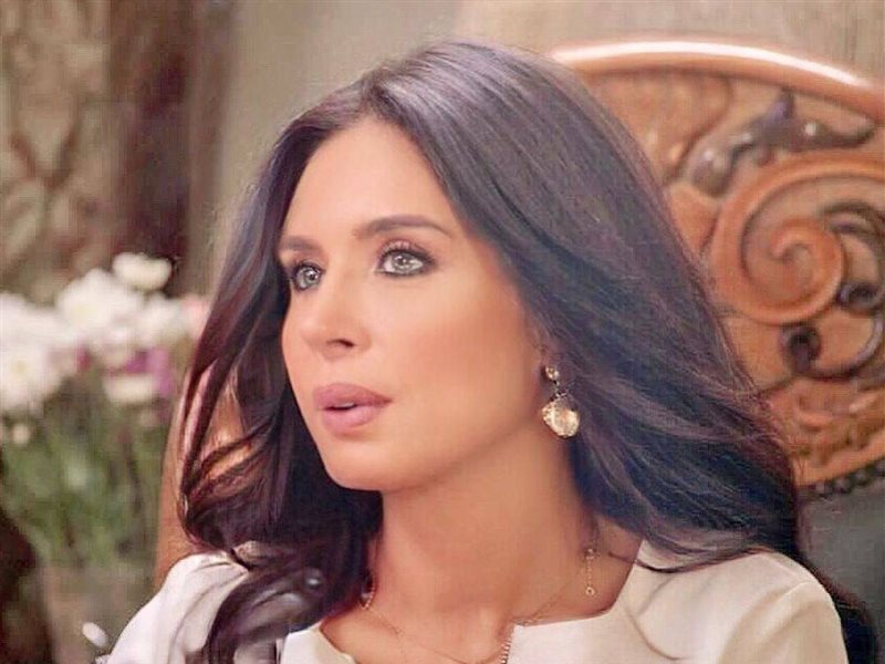 الراقصة دينا