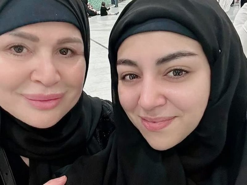 إلهام شاهين: عمرة لأمي الغالية مع إلهام الصغيرة قبل رمضان