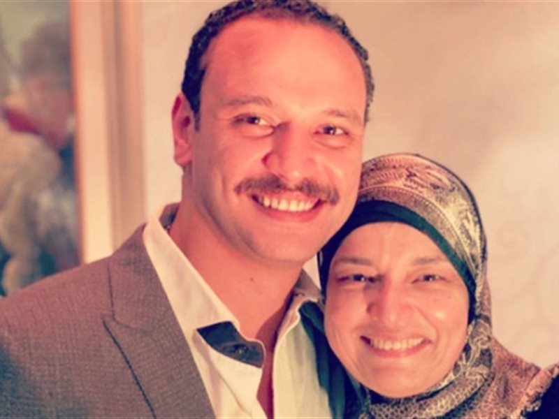 أحمد خالد صالح ووالدته 