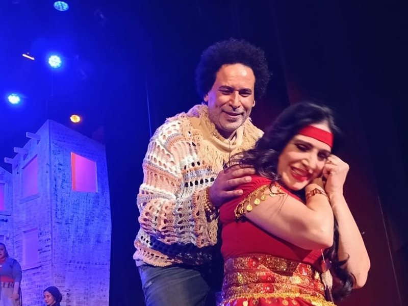 ميرنا وليد ومصطفى شوقي يفتتحان مسرحية «ابن الأصول» تحت شعار كامل العدد