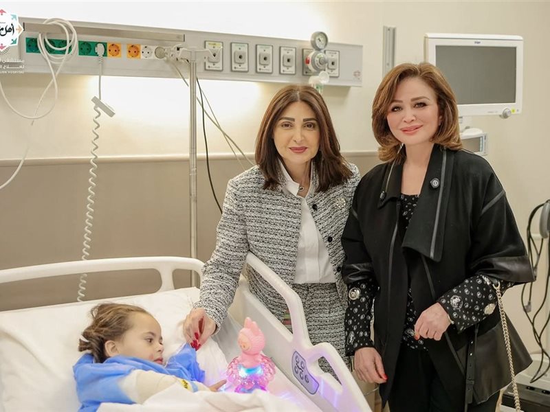 إلهام شاهين خلال زيارتها لمستشفى أهل مصر 