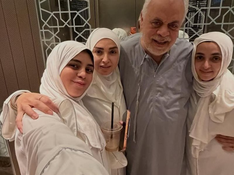 روجينا بصحبة زوجها أشرف زكي وأولادها