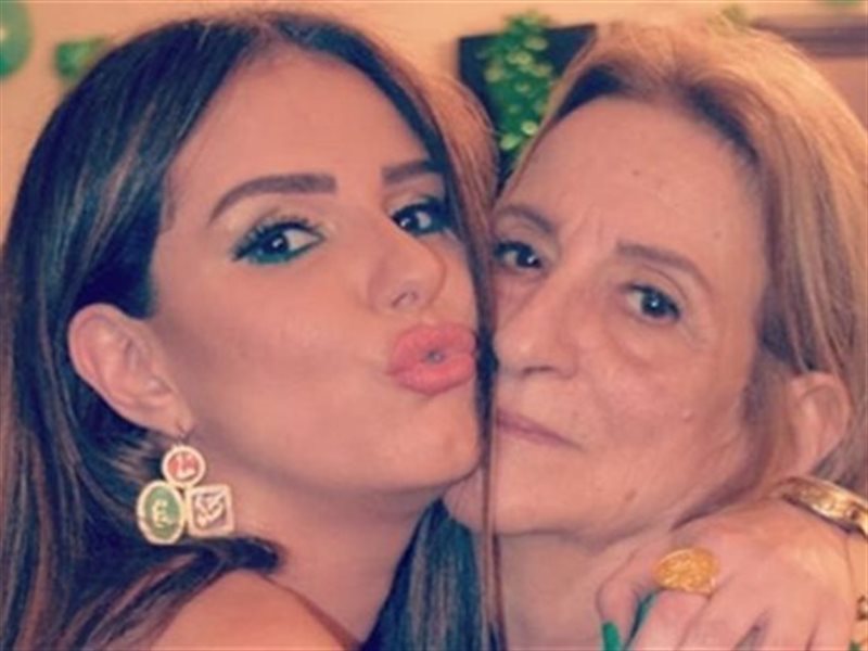 دنيا عبد العزيز ووالدتها