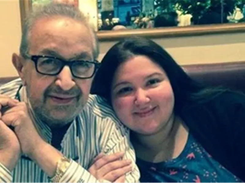 سارة نور الشريف ووالدها 