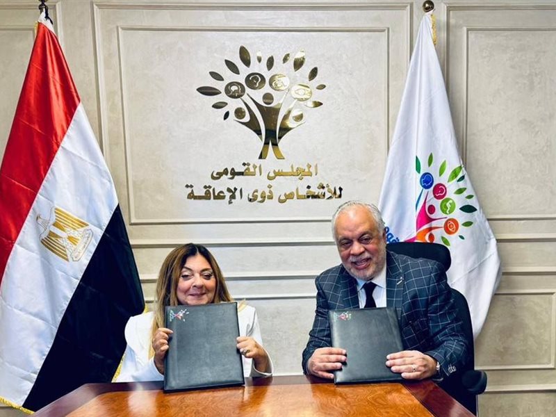 أشرف زكي والدكتورة إيمان كريم