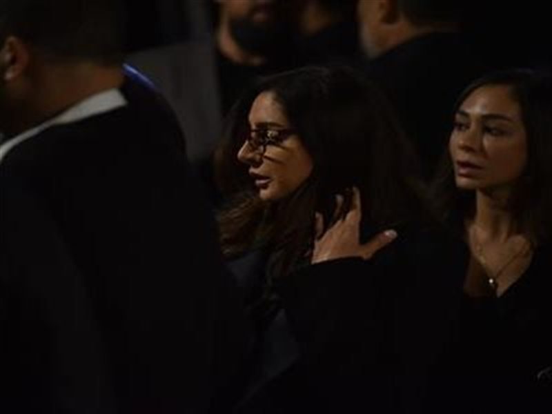 ملامح الحزن تسيطر على أنغام في عزاء الفنان الراحل هاني شاكر| فيديو