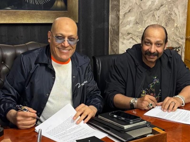 محمد ثروت أثناء التعاقد على مسلسله الجديد 