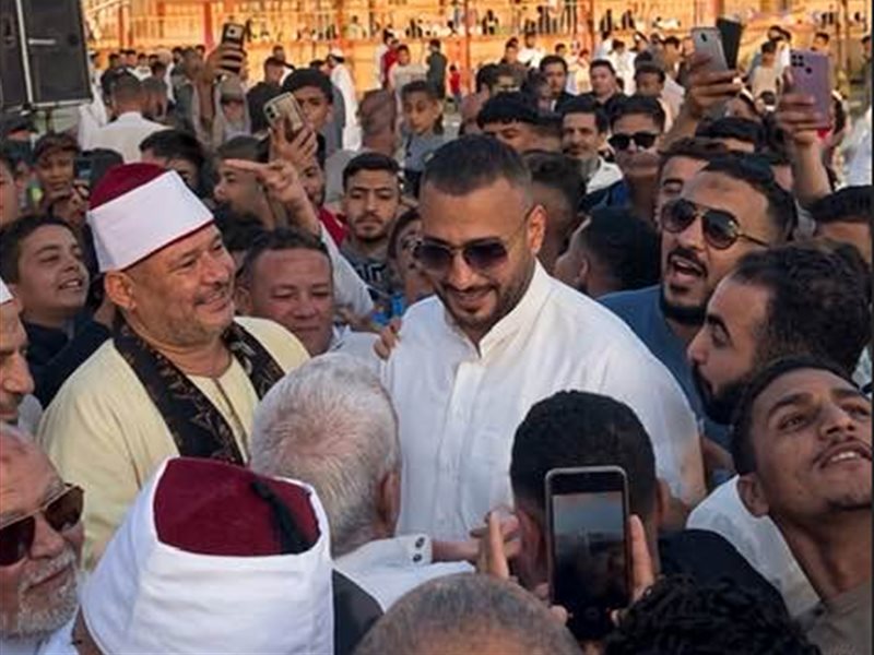 الناس كلها عاوزة تتصور معاه.. عصام السقا يقضي أول ايام العيد وسط أهله بمحافظة المنيا