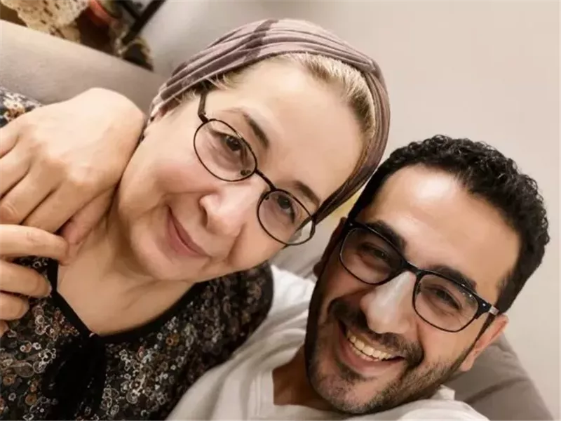 أحمد حلمي ووالدته