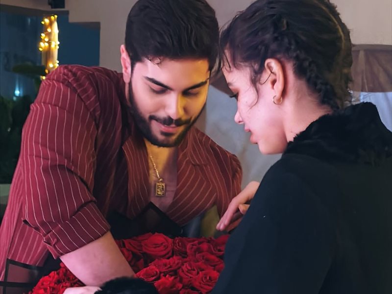 مدرب الرقص ياسين رشدي يفاجئ نور عمرو دياب بورود ورسالة رومانسية| بالصور