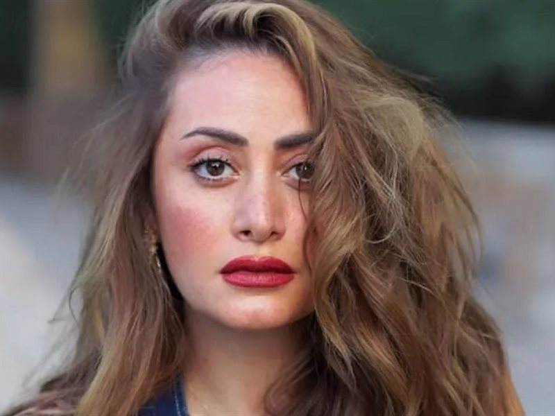 الفنانة منة بدر تيسير