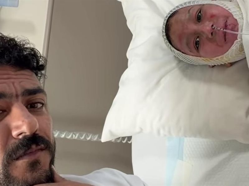 أحمد العوضي في زيارة لطفل في مستشفي أهل مصر