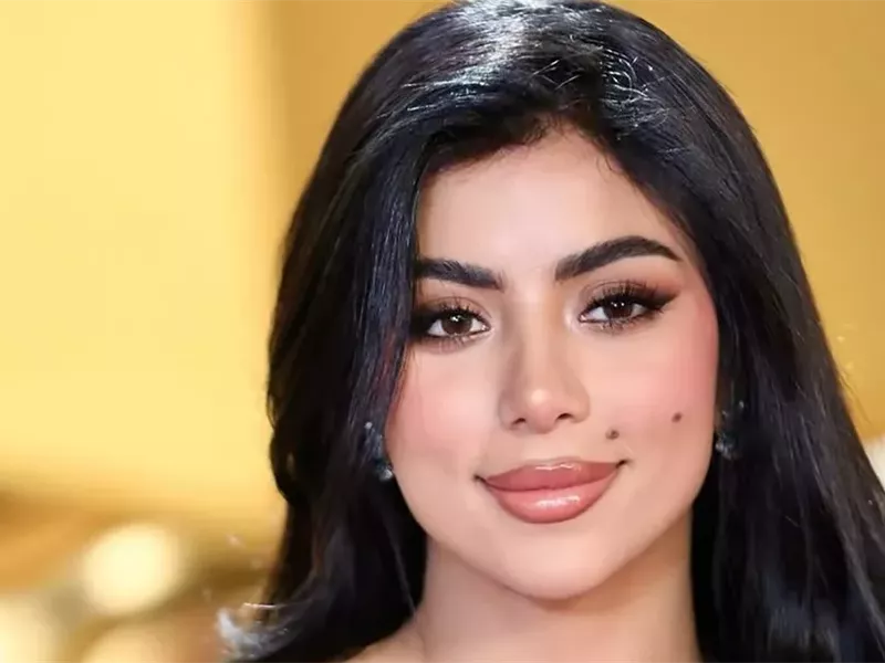 كارولين عزمي