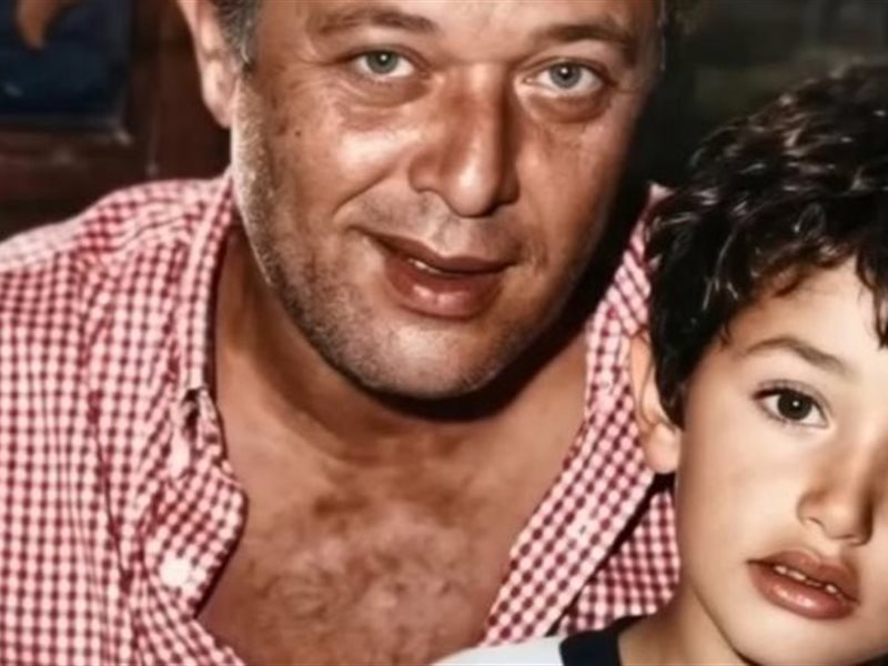 كريم محمود عبد العزيز يستعيد ذكرياته مع والده بصوره قديمة