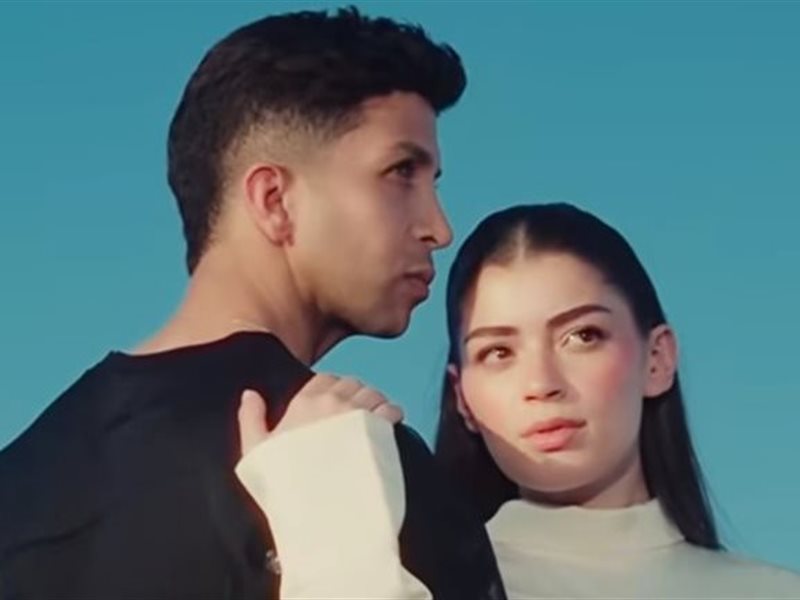 مستنيينك.. ليلى زاهر وهشام ماجد في أحد جلسة تصوير بمناسبة الحمل