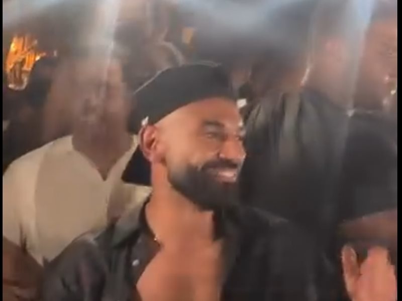 الاحتفالات مستمرة.. محمد صلاح يغني مع الجمهور 