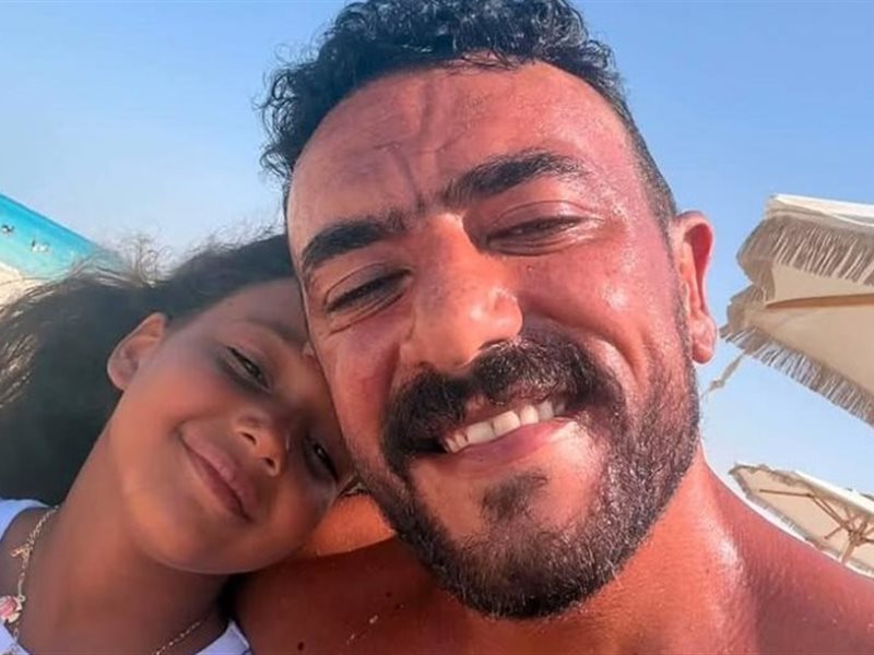 أحمد العوضي والطفلة أمينة
