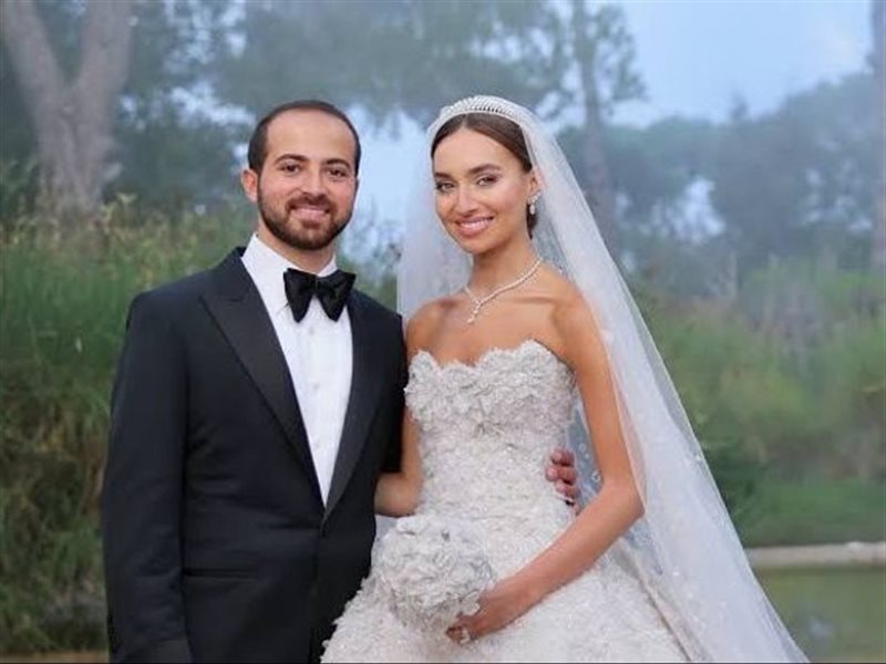 الفنان أحمد سعد يمازح جوليا بطرس: «أغني التفاهة دي إزاي؟»