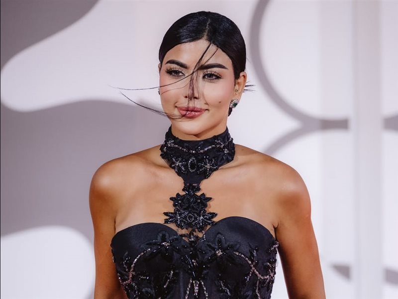 كارولين عزمي تخطف الأنظار على ريد كاربت مهرجان فينيسيا السينمائي